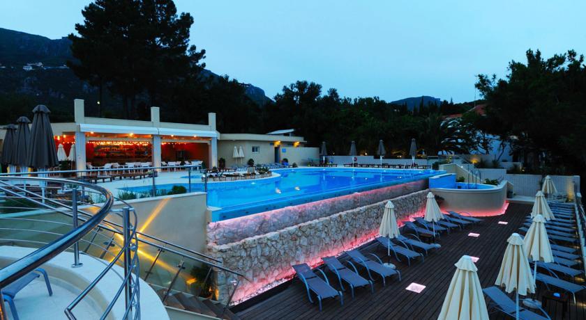 阿克罗蒂里海滩酒店 帕莱欧卡斯提撒 外观 照片 The swimming pool at the hotel